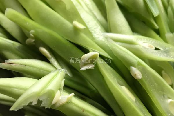 肉末炖扁豆的做法图解1