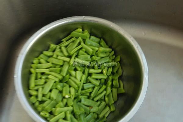 豆角炒肉丝的做法图解2
