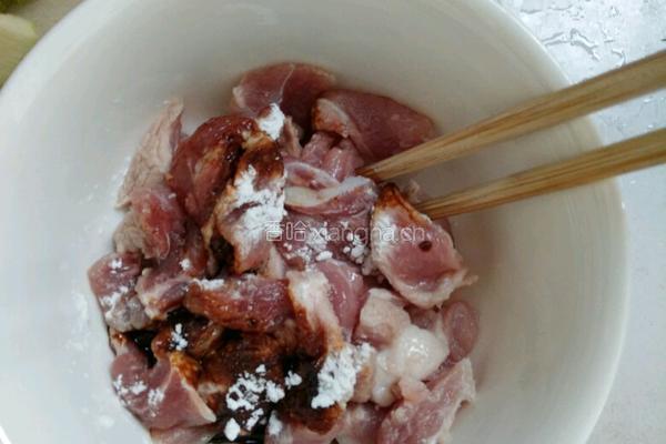 西葫芦炒肉的做法图解1