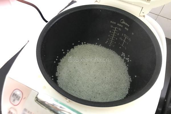 桃胶牛奶西米露的做法图解3