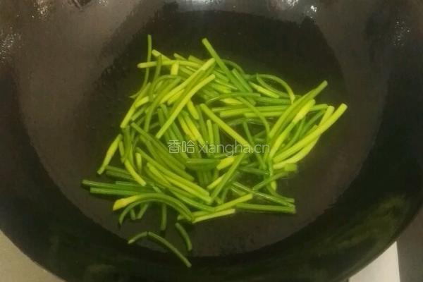 蒜苗鱼片的做法图解2