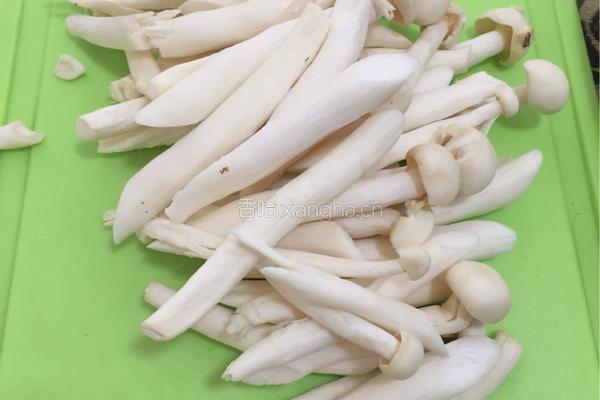 番茄炒海鲜菇的做法图解2