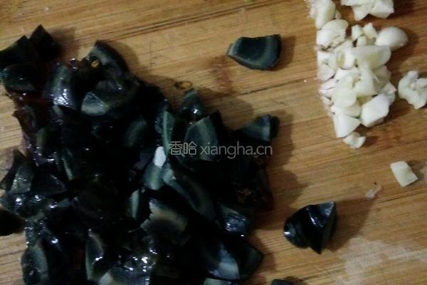 苋菜炒皮蛋的做法图解2