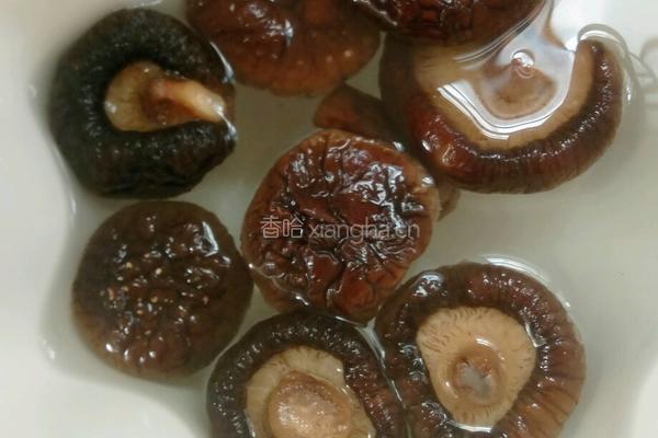 冬菇蒸鸡腿肉的做法图解2