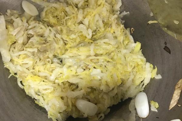 酸菜炖白肉的做法图解3