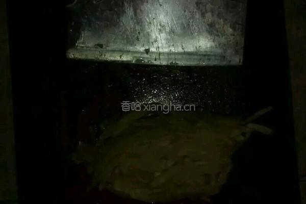 酸菜煮腊肠的做法图解1