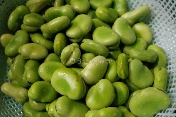 酸爽蒜香蚕豆的做法图解1
