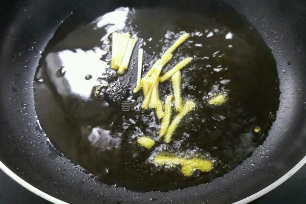家常冬瓜鲫鱼汤的做法图解5