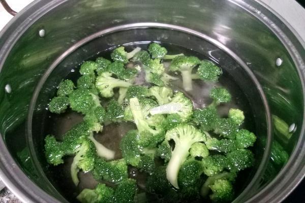 西兰花炒回锅肉的做法图解1