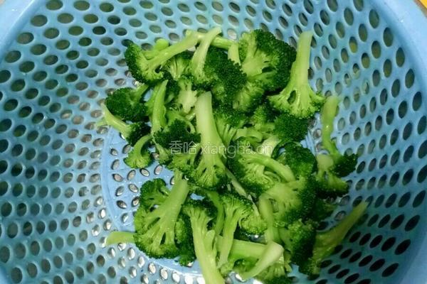 西兰花炒回锅肉的做法图解2