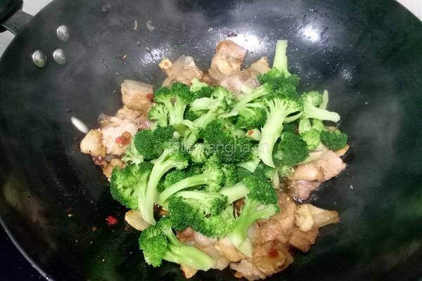西兰花炒回锅肉的做法图解7