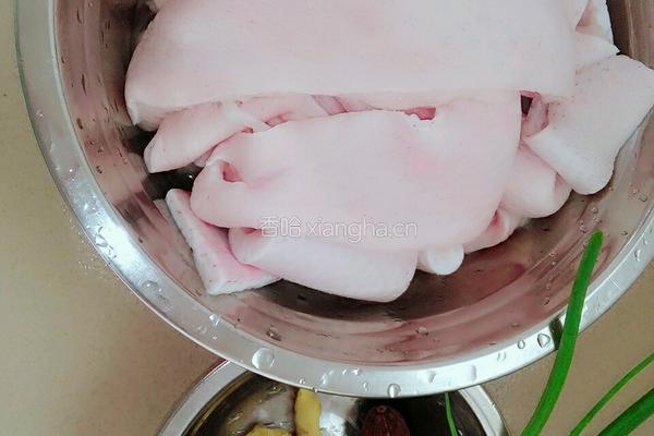 水晶肉皮冻的做法图解2