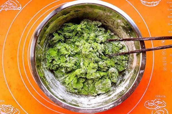 手擀菠菜面的做法图解3