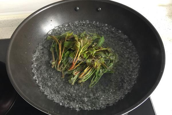 香椿鸡蛋饼的做法图解2
