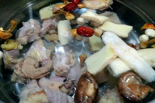 竹荪干贝鲜鸡汤的做法图解4