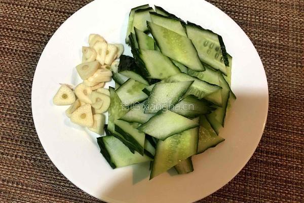 腊肠炒黄瓜的做法图解3