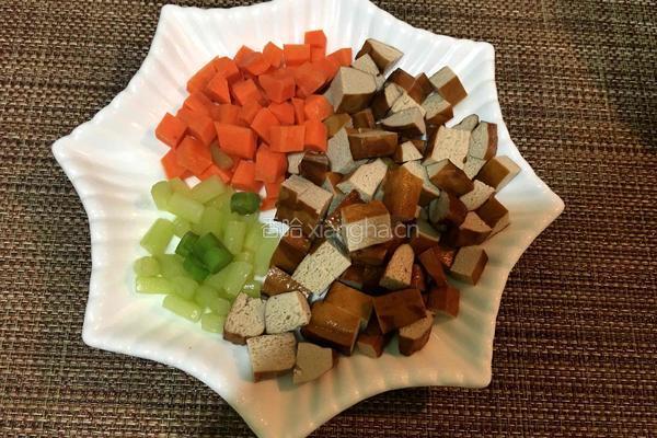 香干蔬菜炒肉丁的做法图解2