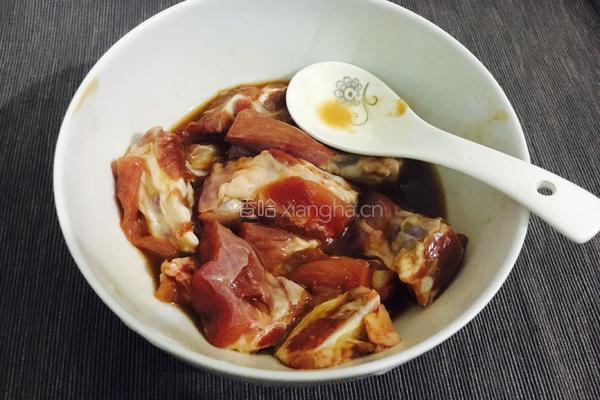 粤式芋头仔蒸排骨的做法图解1