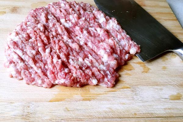 猪肉虾米白菜饺子的做法图解3