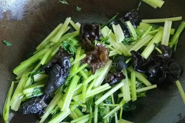 西芹木耳的做法图解4
