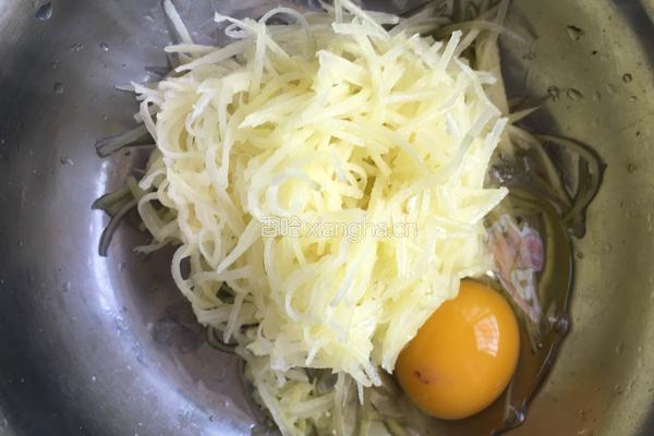 【十分钟早餐 】之二 煎土豆饼的做法图解1