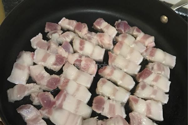 红烧肉炖鹌鹑蛋的做法图解1