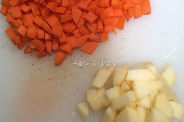 胡萝卜苹果汁的做法图解2