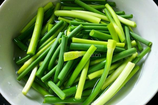 蒜苔炒肉丝的做法图解2
