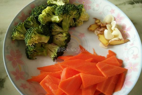 香菇胡萝卜炒肉片的做法图解1