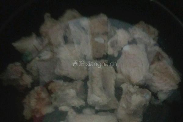 香菇玉米排骨汤的做法图解1