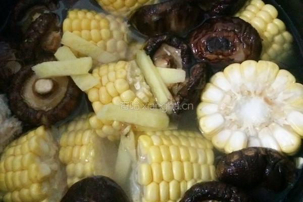 香菇玉米排骨汤的做法图解4