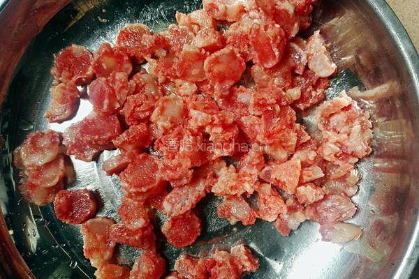 腊肠胡萝卜玉米粒的做法图解2