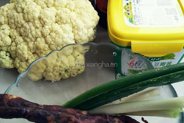 香肠炒菜花的做法图解1