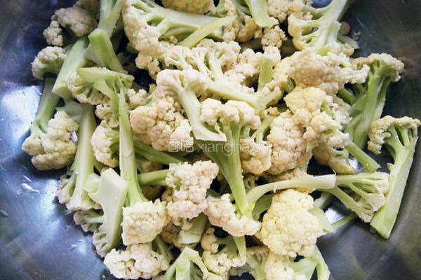 香肠炒菜花的做法图解2