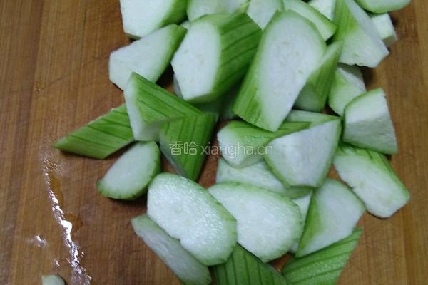 丝瓜炒鸡蛋的做法图解1