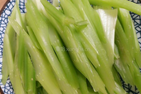 鸡蛋炒芹菜的做法图解1