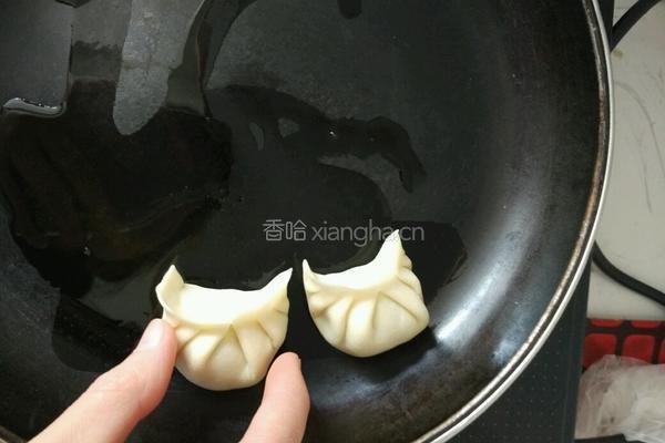 五彩抱蛋煎饺的做法图解3