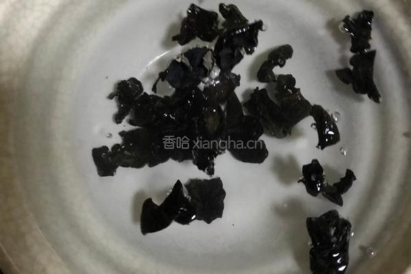黑木耳红枣汤的做法图解2