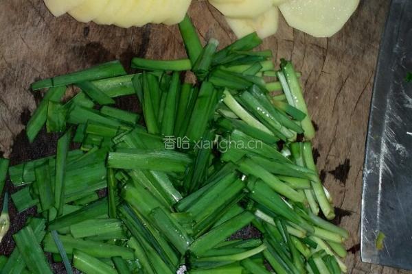 韭菜煮洋芋片的做法图解1