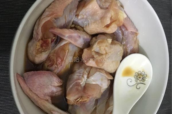 美味柠檬可乐焖鸡翅的做法图解1