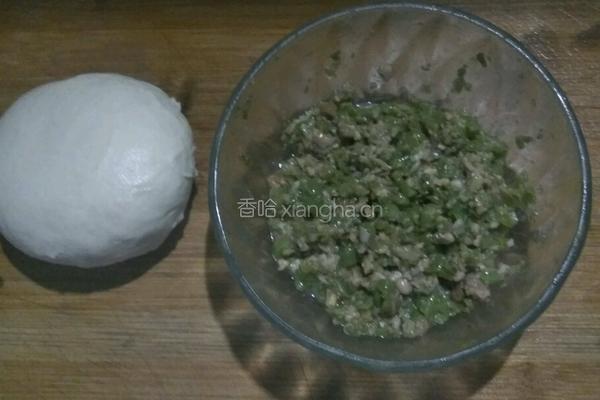 豆角猪肉馅饼的做法图解1