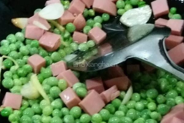 豌豆炒火腿的做法图解5