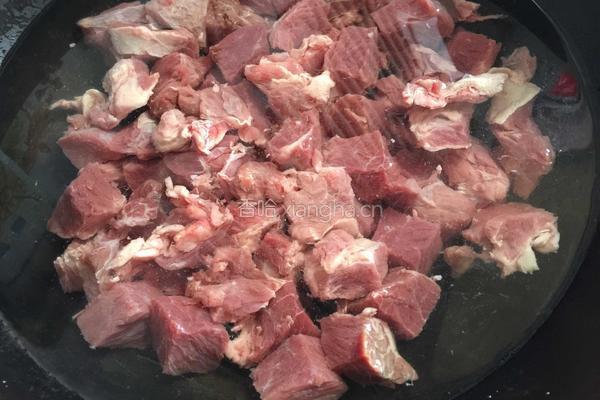 牛肉炖粉条的做法图解2