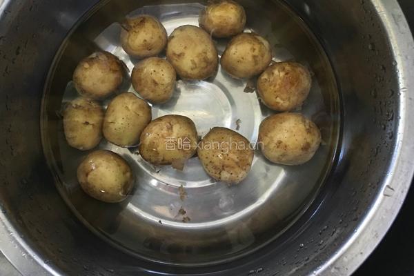 椒盐扁土豆的做法图解1