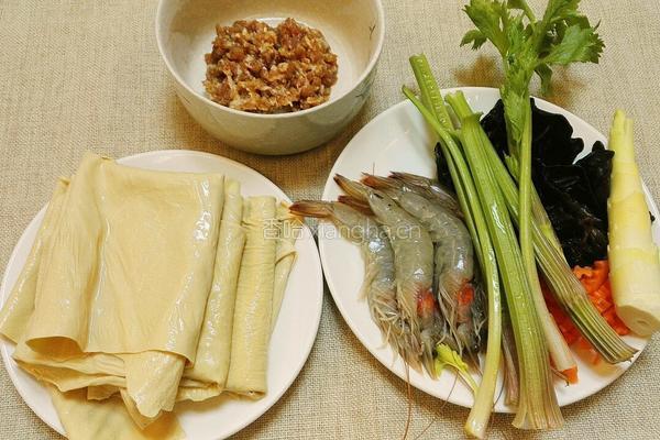 虾仁杂蔬腐皮卷的做法图解1