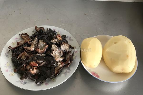 蛤蟆炖土豆的做法图解1