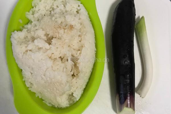 茄子炒饭的做法图解1