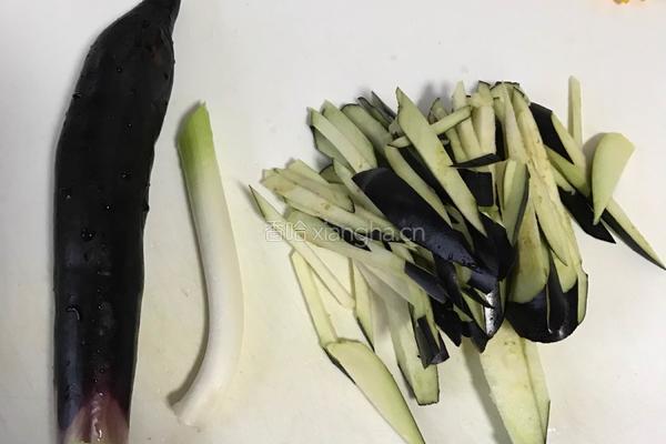 茄子炒饭的做法图解2