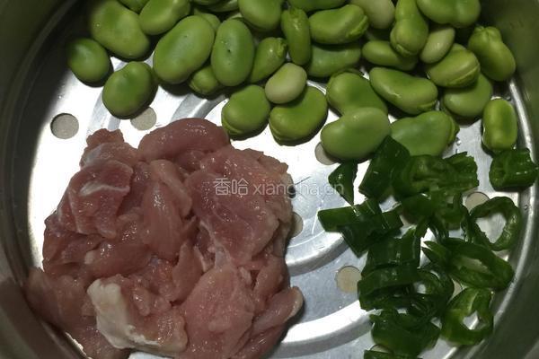蚕豆青椒炒肉片的做法图解1