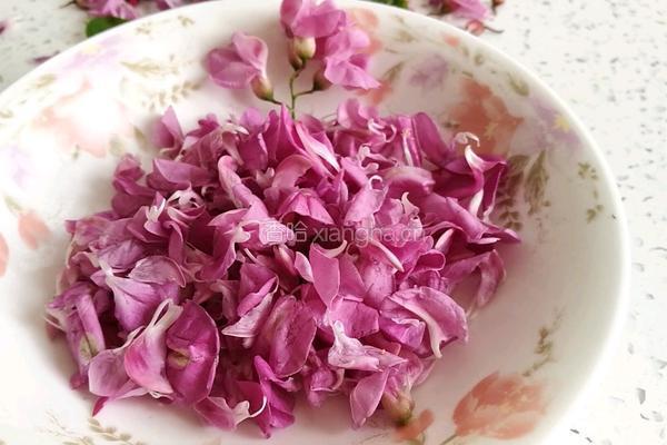 粉色洋槐花鸡蛋饼的做法图解1